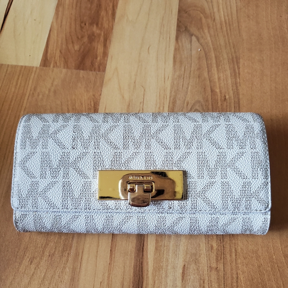 Michael Kors Vanilla Wallet- Authentic